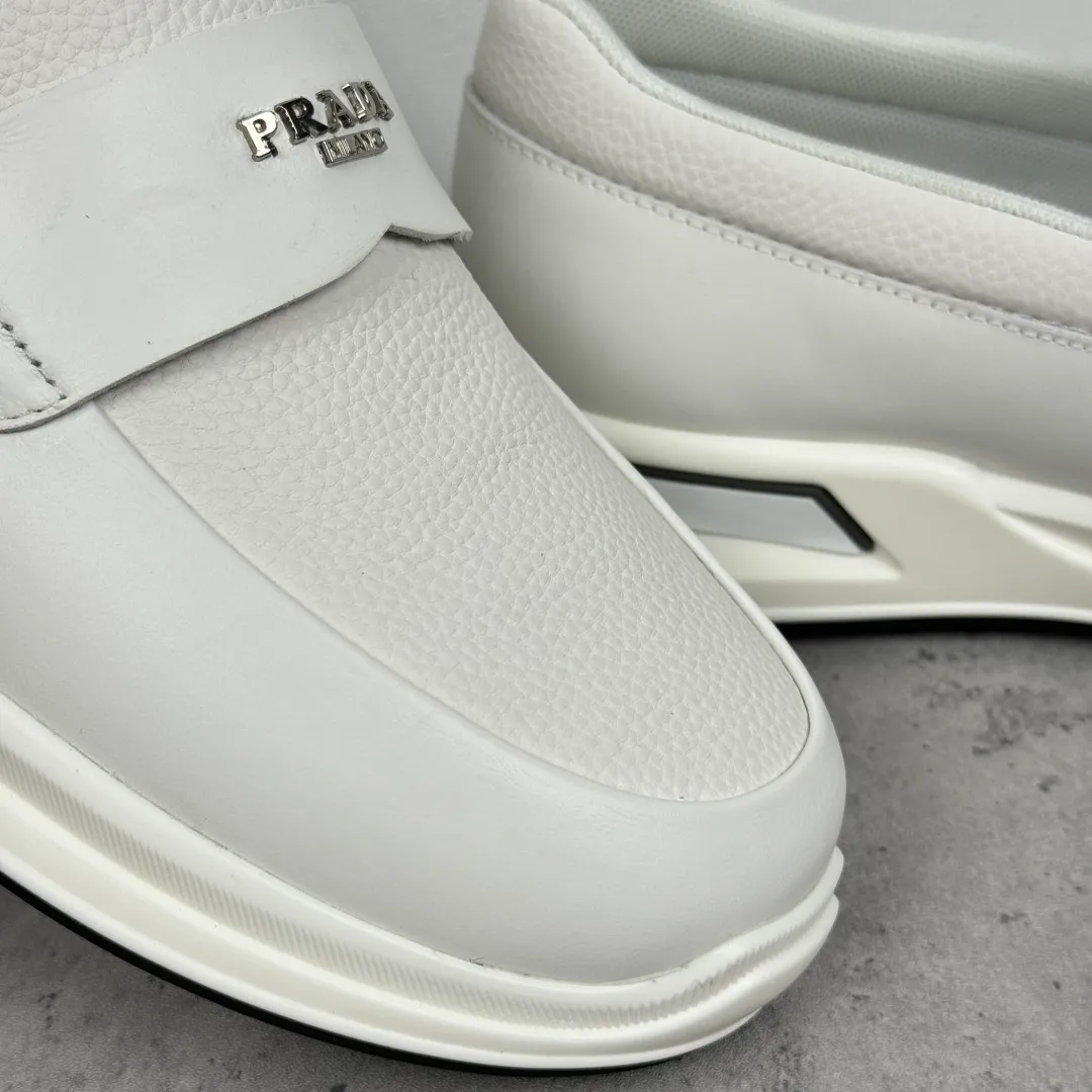 Batch 700 Prada/Prada men's matte leather thick-soled lightweight loafers! Casual fit, lightweight rubber sole slip-on driving shoes, matte calfskin wrapped around the entire upper, front body in pebbled calfskin/soft cloth, two styles available! Decorated with genuine leather buckle, front decorative details of PRADA silver letters, genuine leather feet, classic silver letter logo badge details, technical mesh lining, push-on opening and closing method, convenient and comfortable, cool and breathable! Paired with a lightweight, sporty functional thick sole, it is extremely comfortable on the feet and will not be tiring after long-term wear. It is available in multiple colors to meet different matching needs and comes with a complete package! Size: 39-40-41-42-43-44 Leather shoe size Item number: 2EE915 full leather